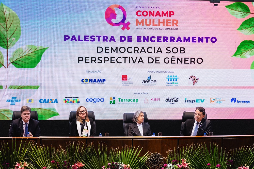 Ministra Cármen Lúcia realiza palestra de encerramento do Congresso CONAMP Mulher